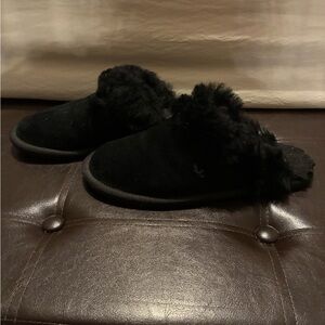 Koolaburra Black Fuzzy Slippers